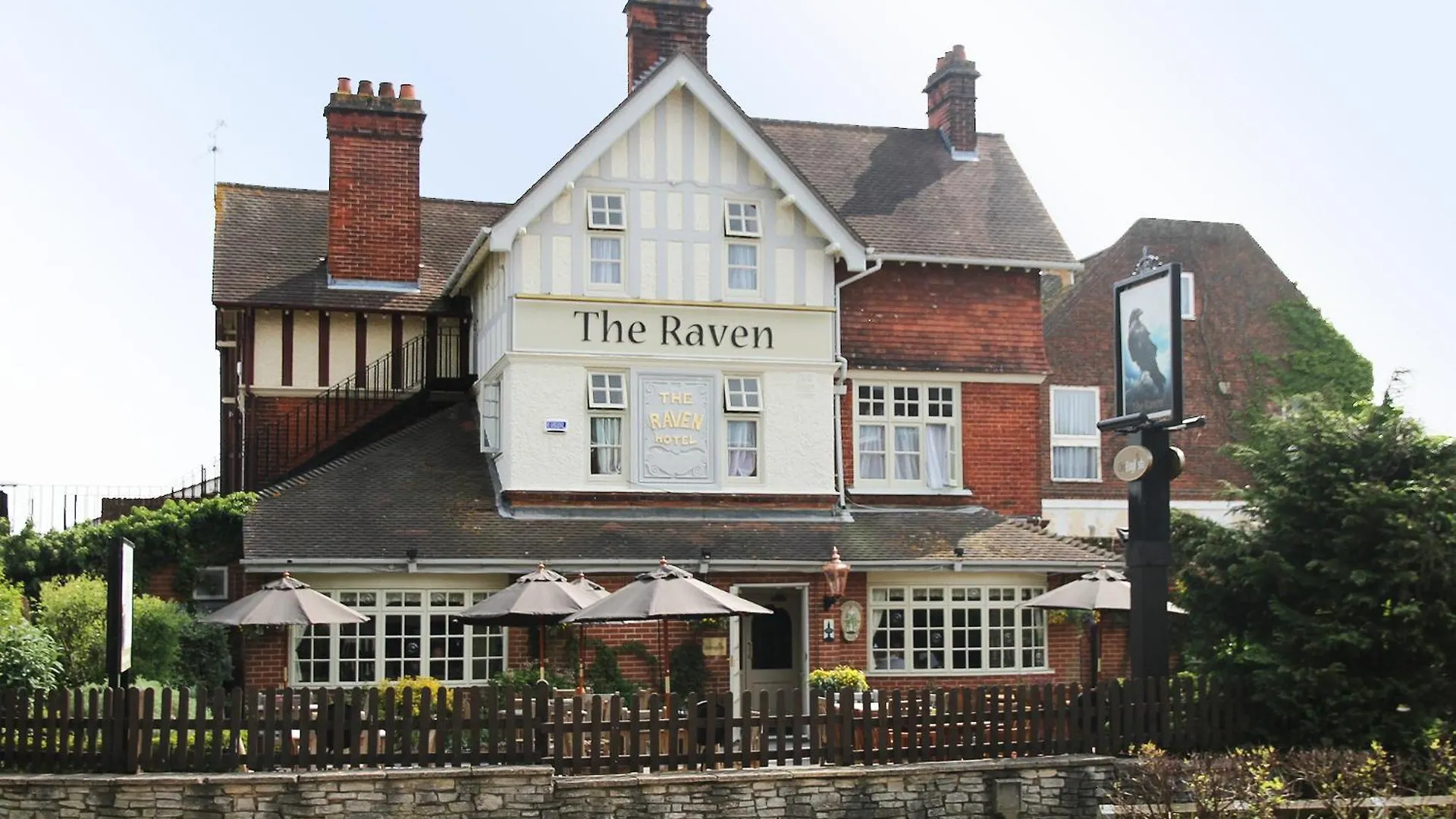 8 Central Hotels Close to North Hants Golf Club in Fleet