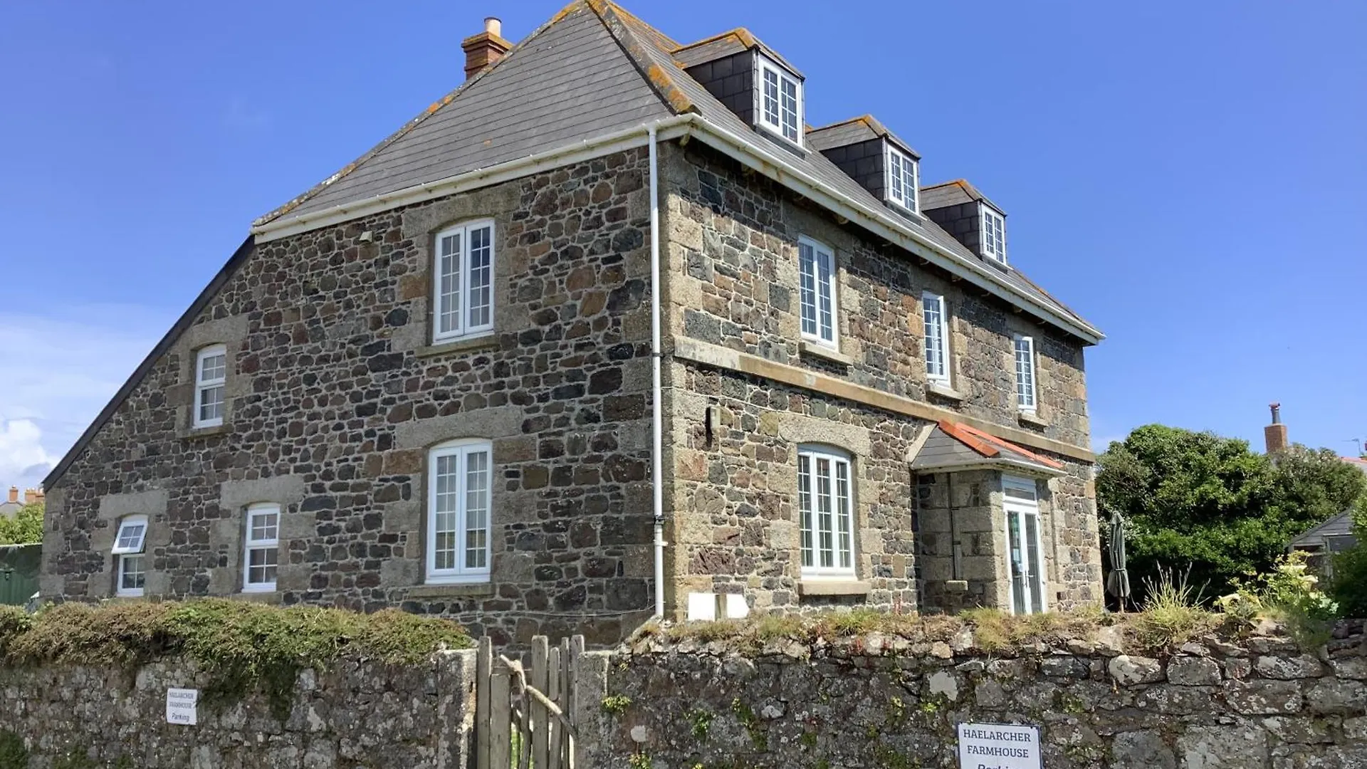 Solo Travel in Cornwall: 9 Hotels Compared for Independent Explorers