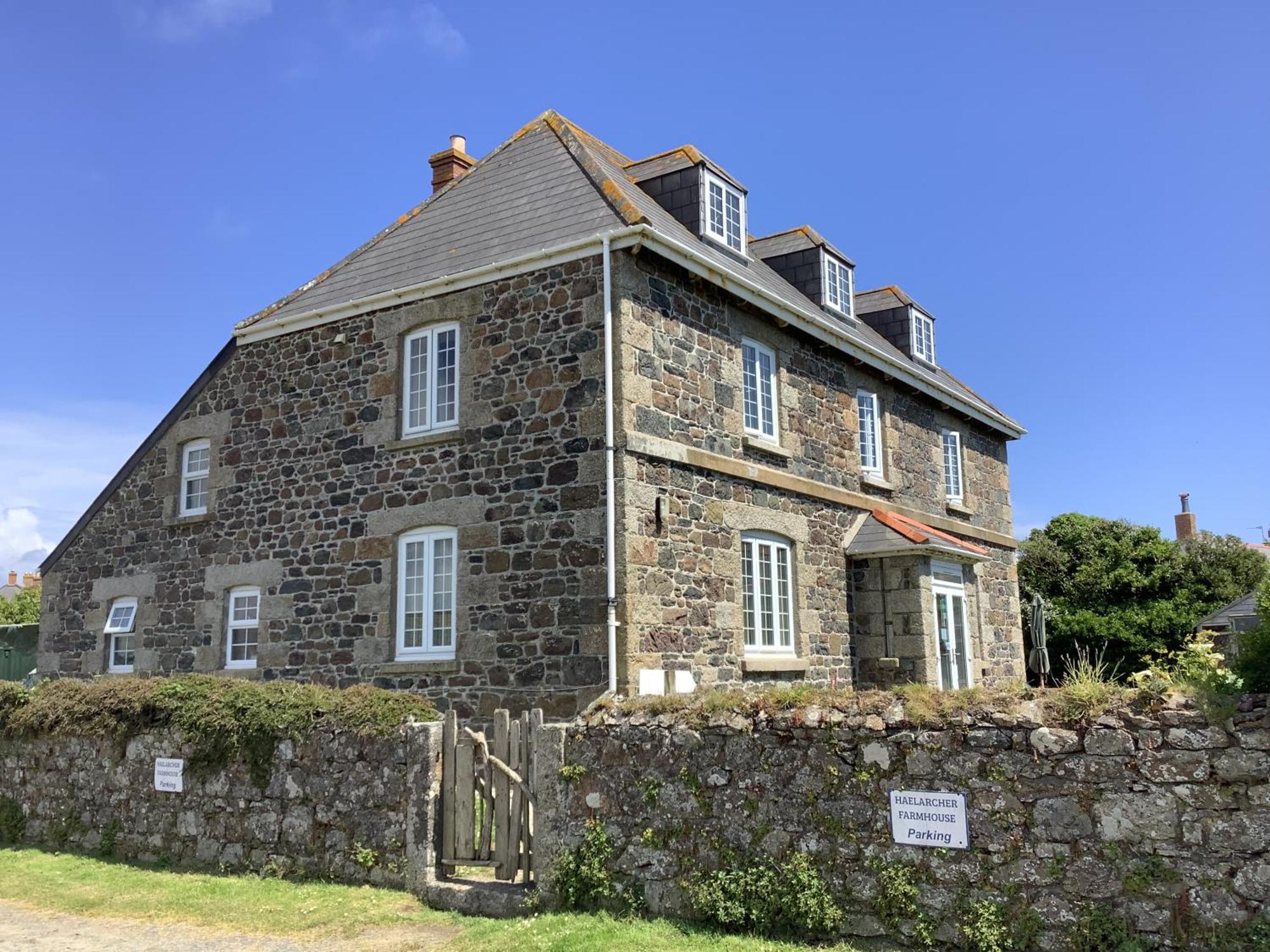 Solo Travel in Cornwall: 9 Hotels Compared for Independent Explorers